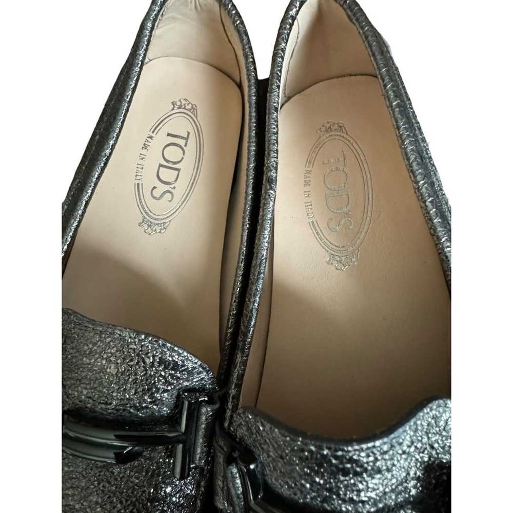 TOD'S Double T metallic cracked-leather loafers w… - image 9