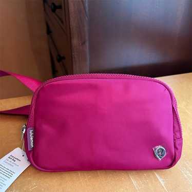 Lululemon Everywhere belt bag