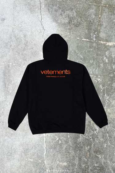 VETEMENTS BLACK URBAN LOGO REGULAR FIT HOODIE