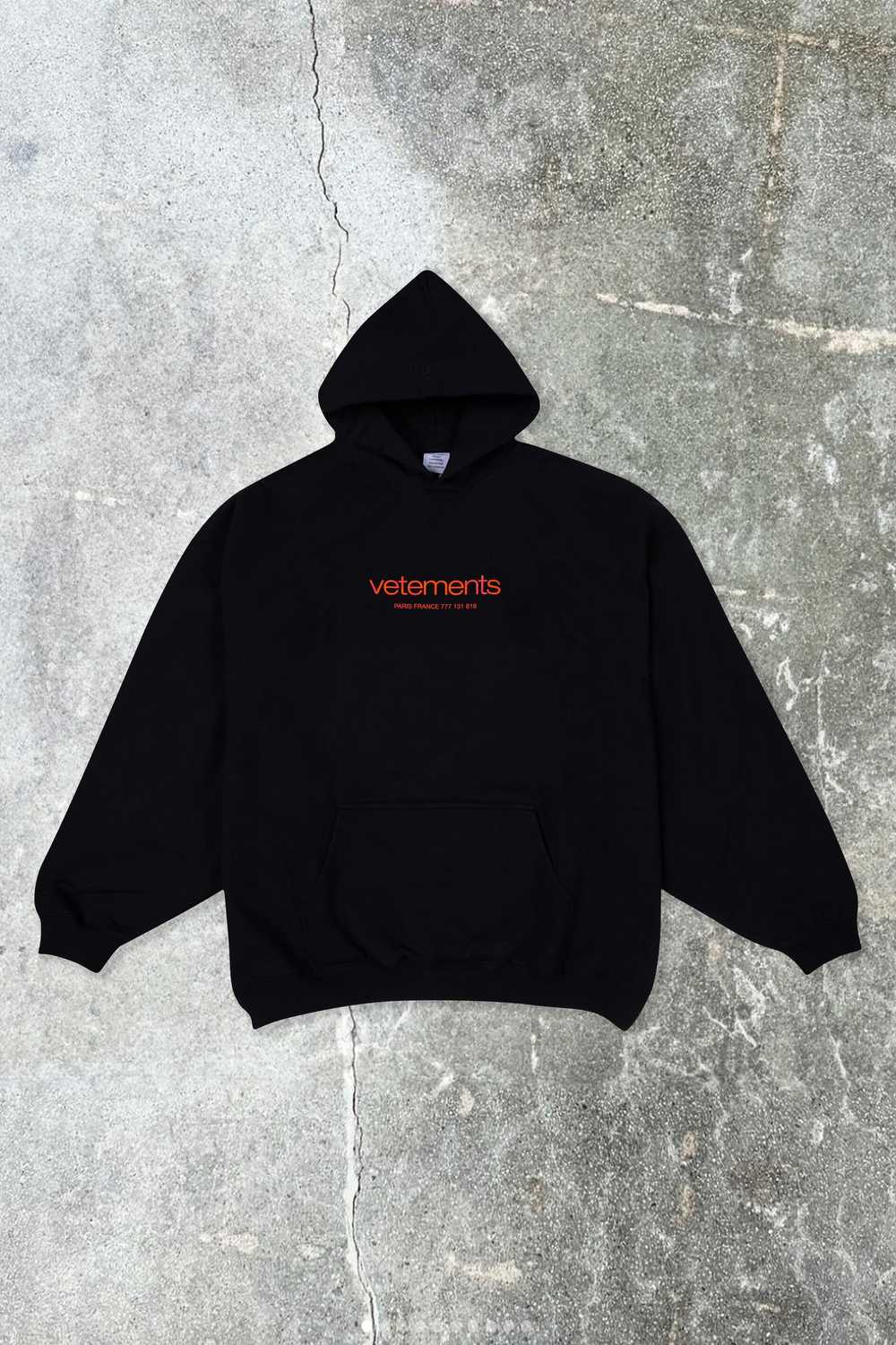 VETEMENTS BLACK URBAN LOGO REGULAR FIT HOODIE - image 2