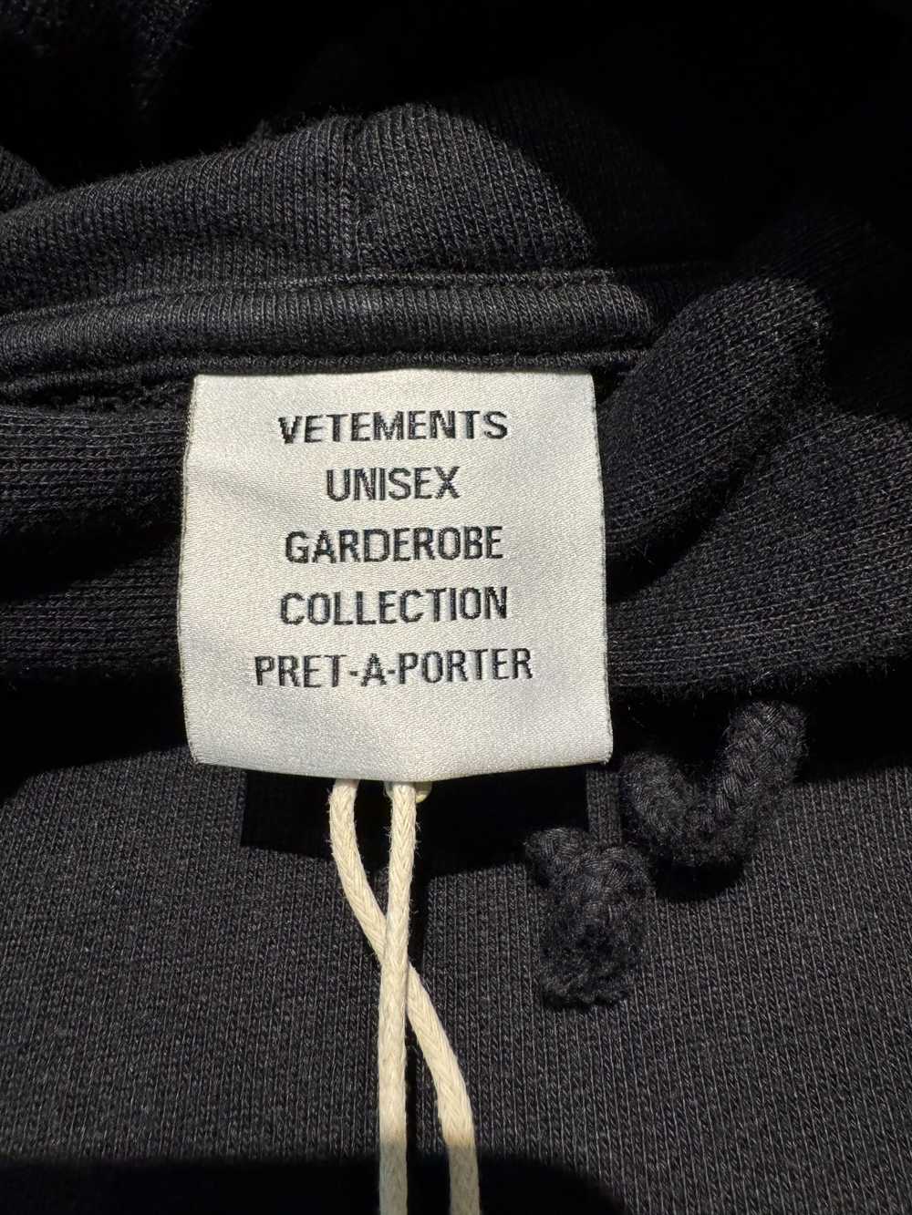 VETEMENTS BLACK URBAN LOGO REGULAR FIT HOODIE - image 3