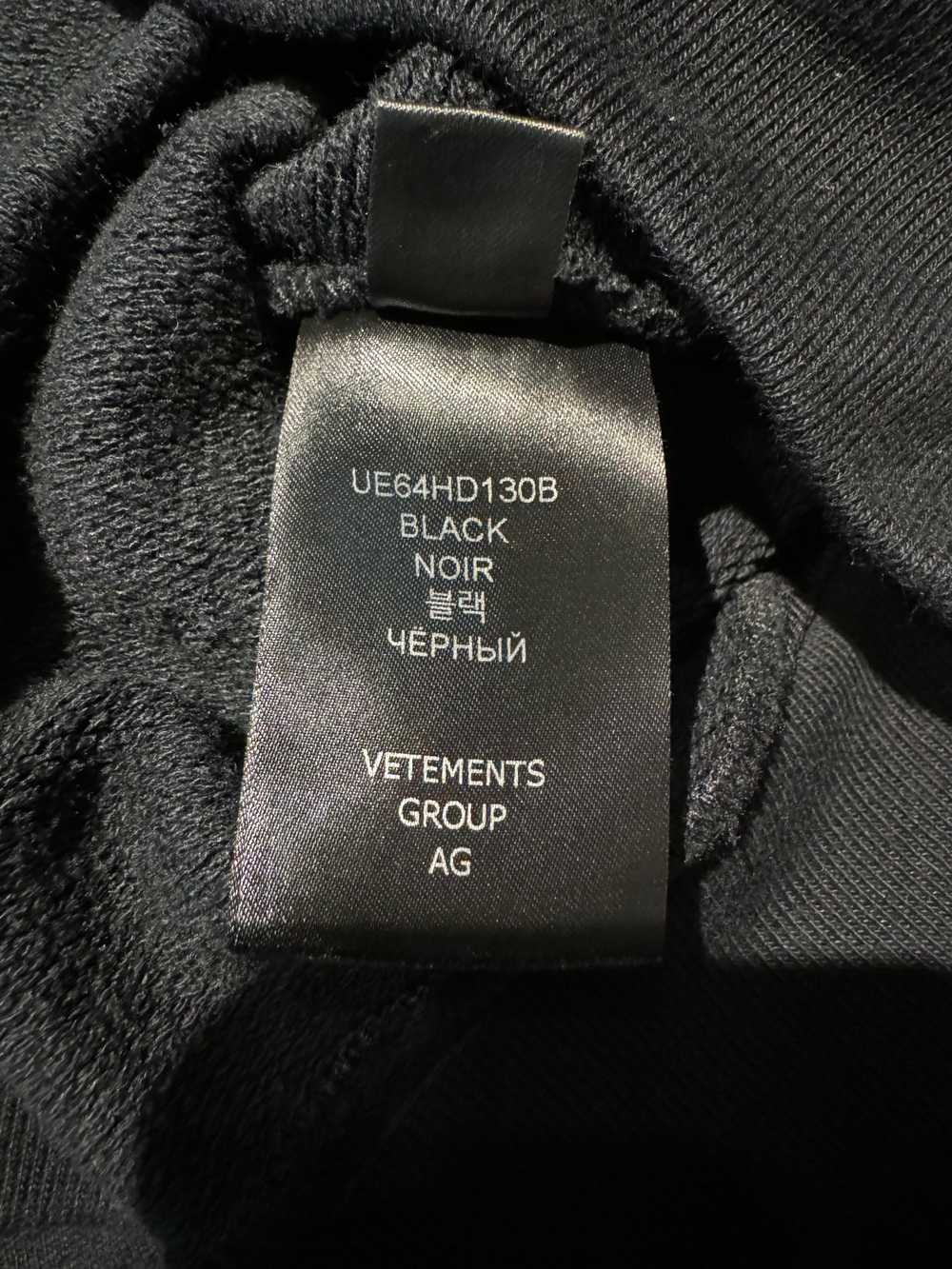 VETEMENTS BLACK URBAN LOGO REGULAR FIT HOODIE - image 4