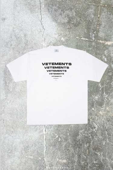 VETEMENTS WHITE PYRAMID LOGO T-SHIRT