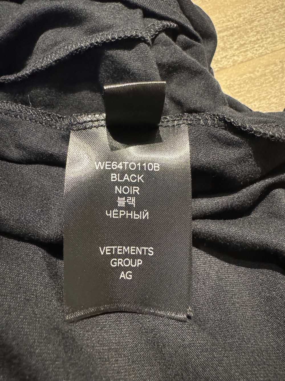 VETEMENTS BLACKOUT WRAP TOP - image 4