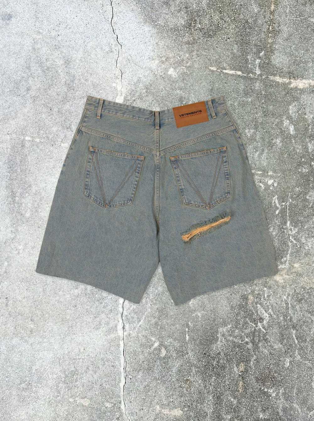 VETEMENTS DESTROYED BAGGY SHORTS - image 2