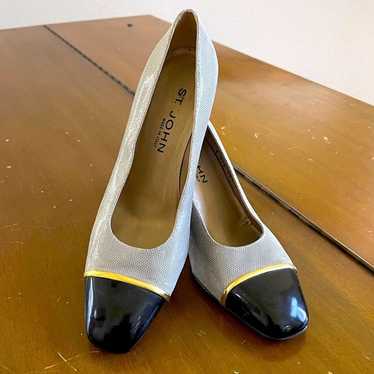 ST. JOHN tan and black gold line pumps