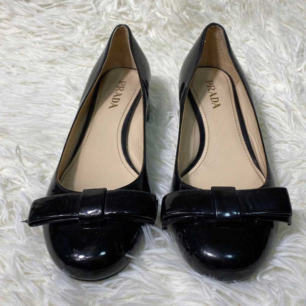 Excellent condition Prada patent leather pumps, l… - image 3