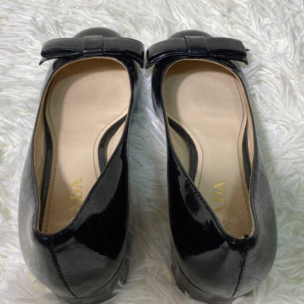 Excellent condition Prada patent leather pumps, l… - image 4