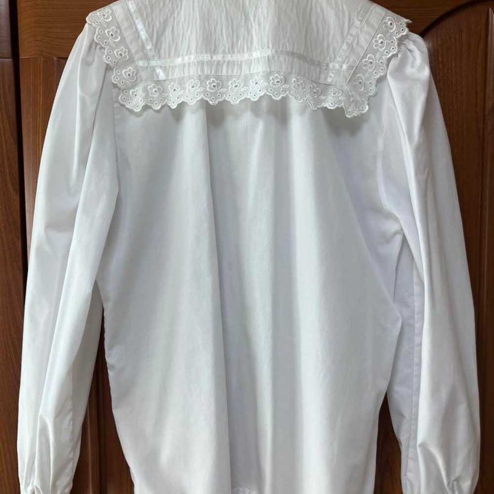 Vintage lace-collared blouse - image 2