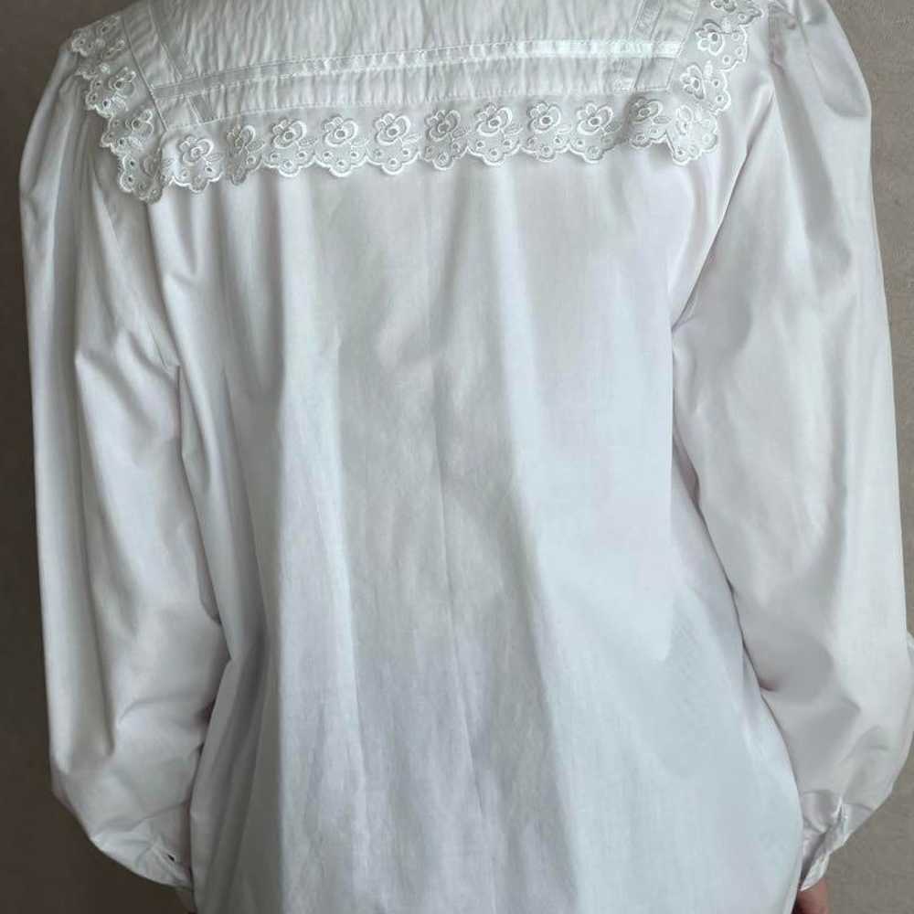 Vintage lace-collared blouse - image 5