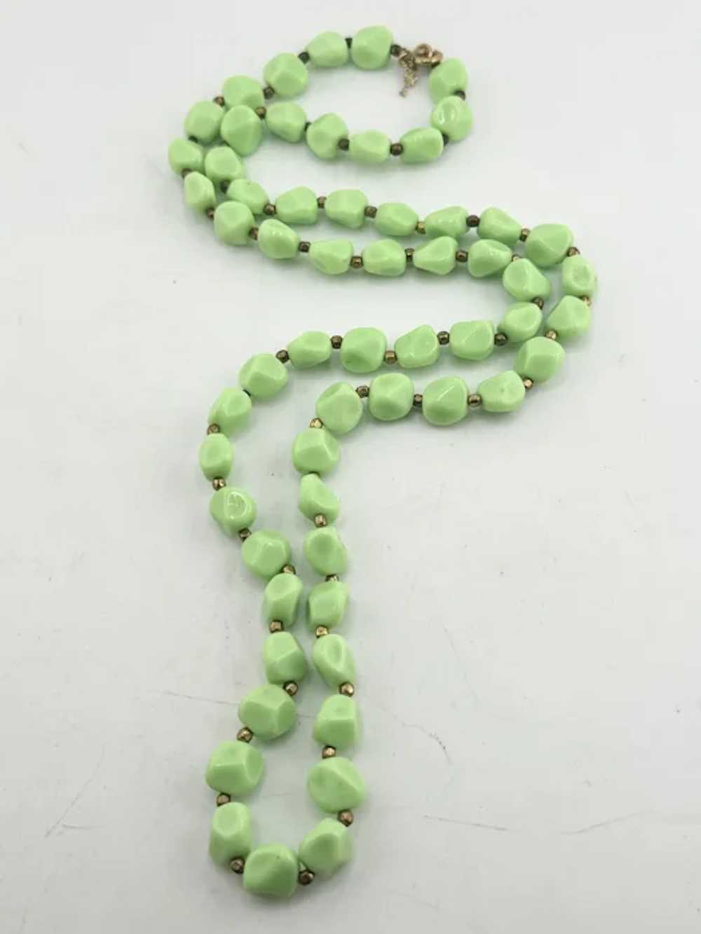 Crown Trifari vintage green beaded necklace - image 3