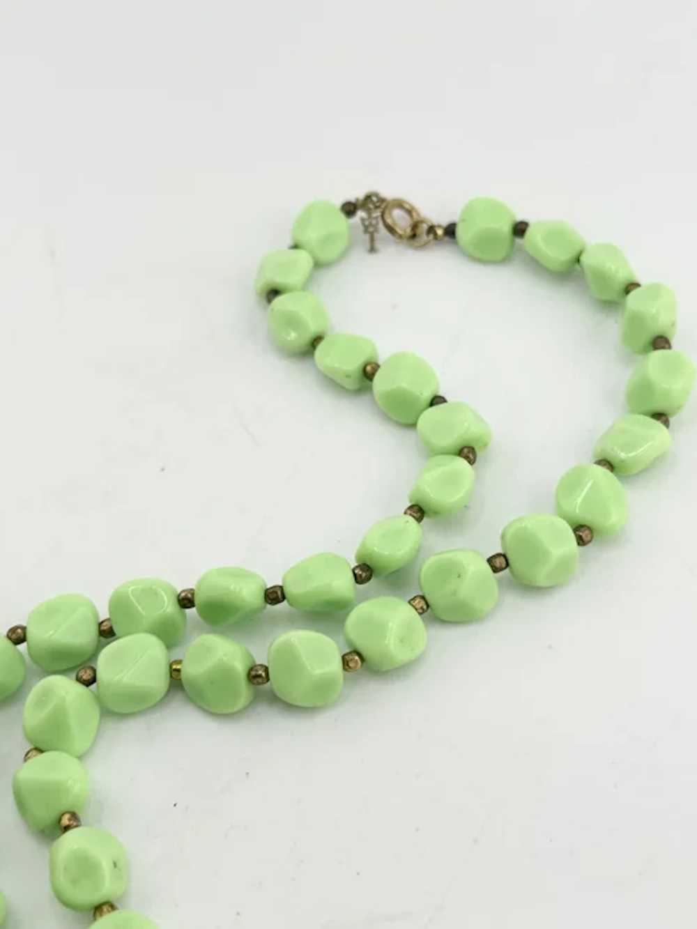 Crown Trifari vintage green beaded necklace - image 4