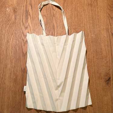 me ISSEY MIYAKE Pleats Bag