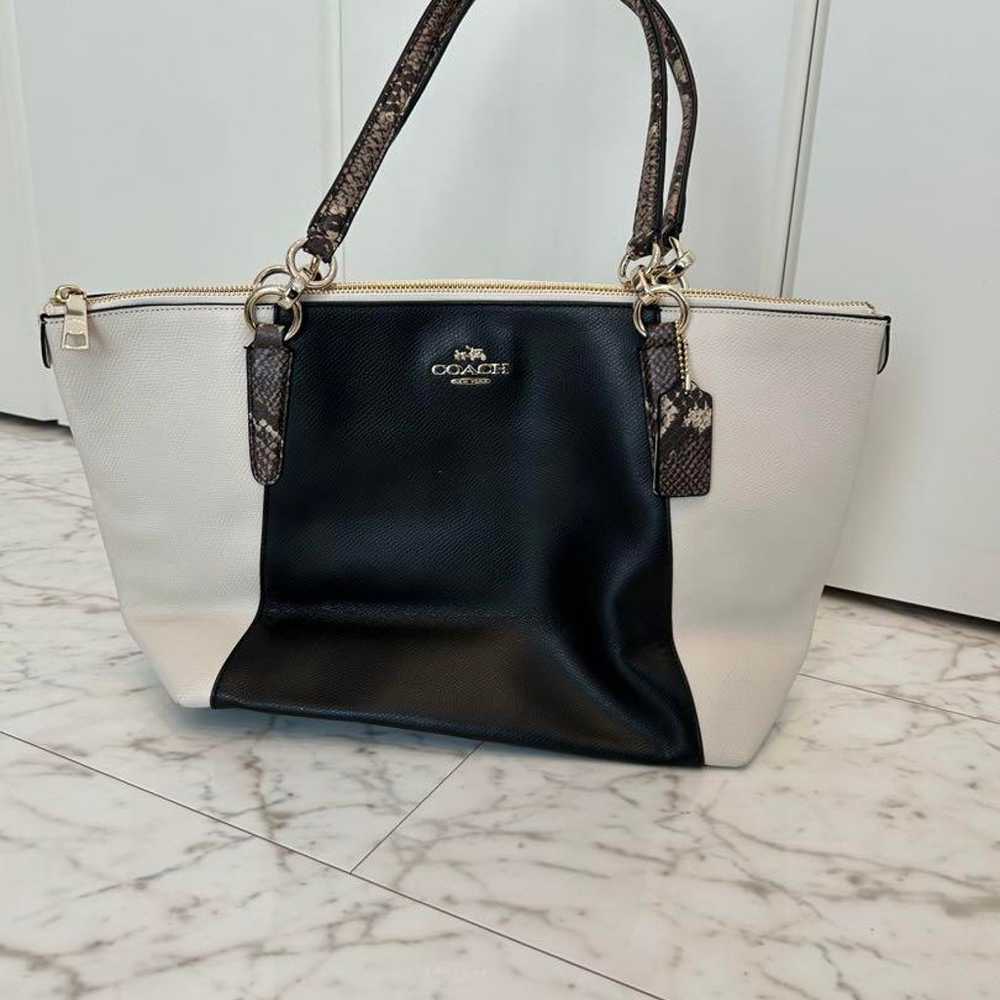 ‼️COACH‼️ Tote Bag - Leather - Like New - Beautif… - image 2