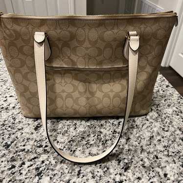 White and cream coach tote excellent condition