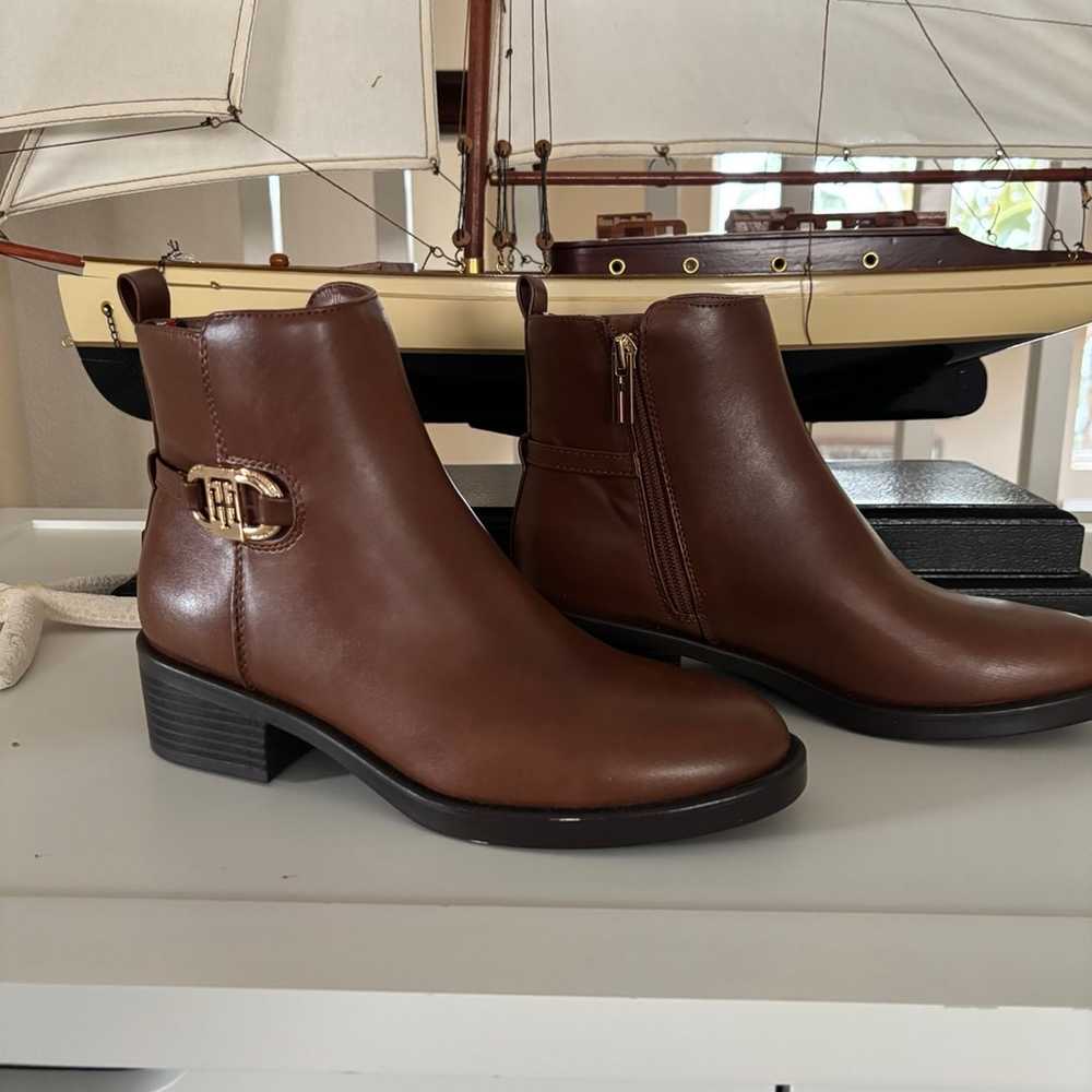 new Tommy Hilfiger brown size 6  ankle boots zip - image 1