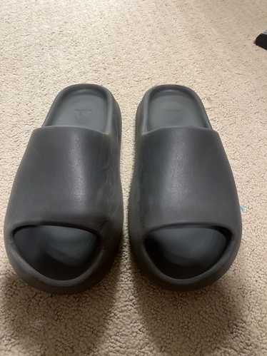 Kanye West Yeezy slides dark onyx size 10