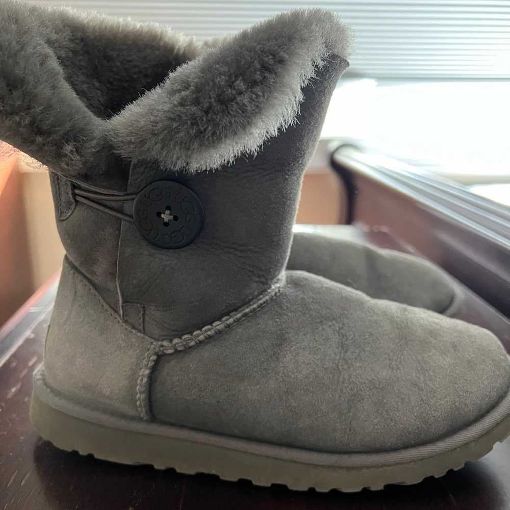 UGG Bailey Buttton Grey - image 2