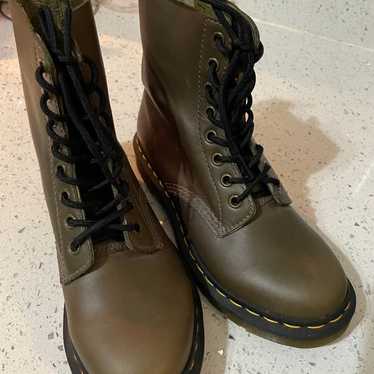 Dr. Martens 1460 Pascal Virginia Leather Olive