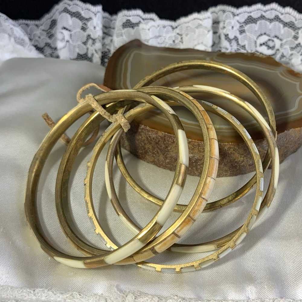 VINTAGE 5 BRASS AND MOTHER OF PEARL BANGLE BRACEL… - image 3