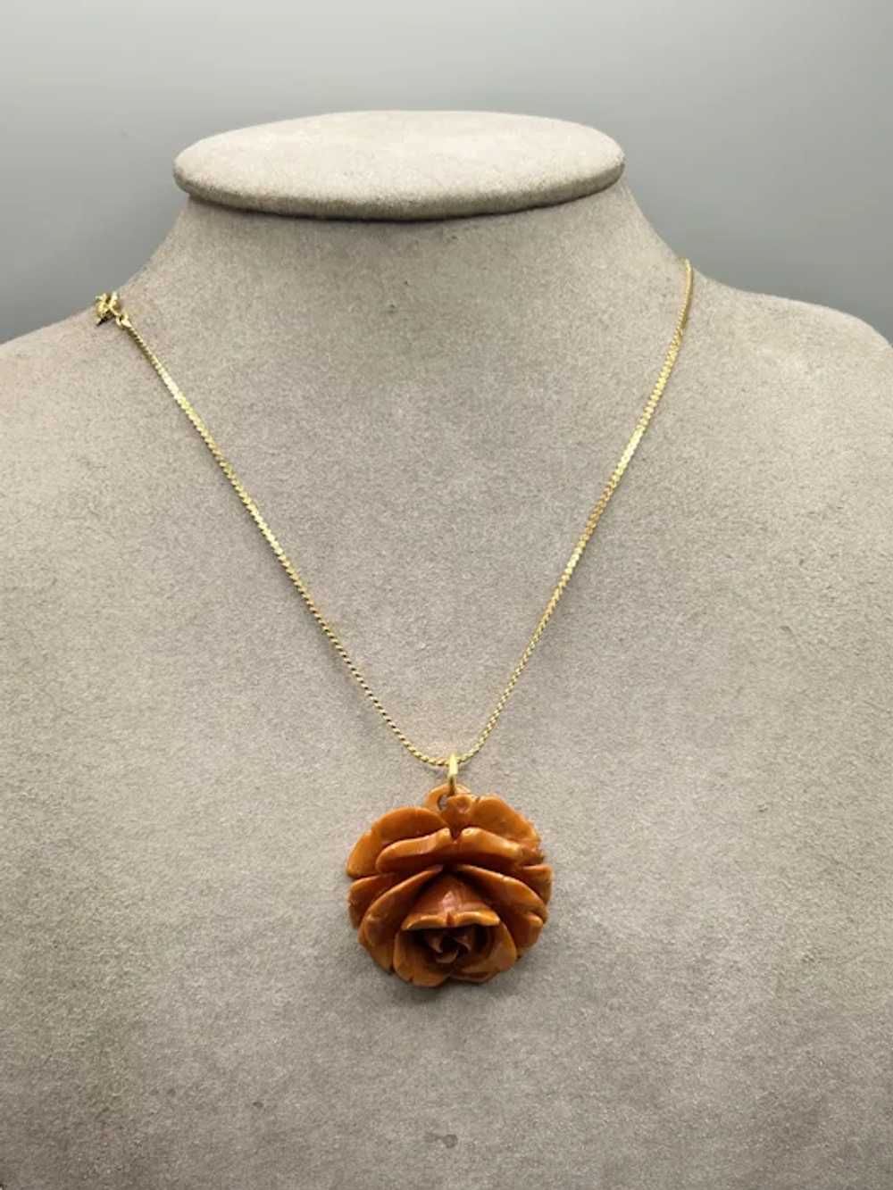 Carved Bakelite Rose Pendant Necklace Gold Tone C… - image 4