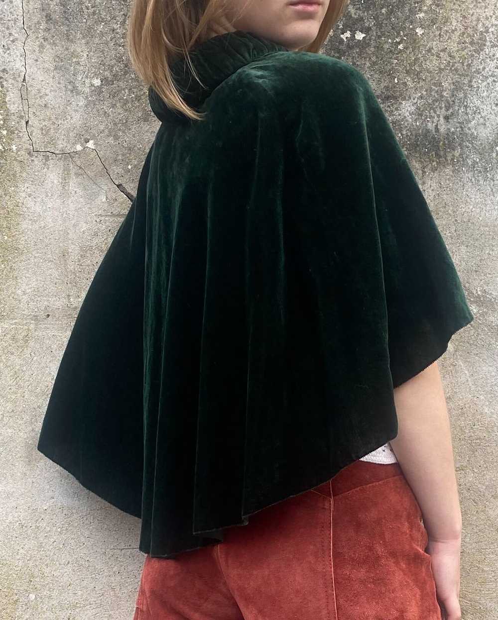 Enchanting 1930s Green Velvet Capelet - image 2