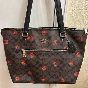 Coach signature gallery tote. Pop pattern