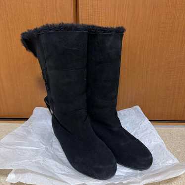 Black suede fur-lined sheepskin boots - image 1