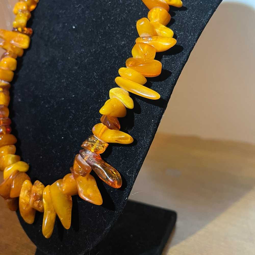 Vintage graduated amber chips necklace barrel cla… - image 2