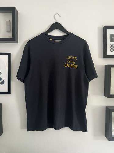 Gallery Dept. DE LA GALERIE LOGO TEE