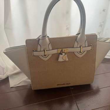 Samanthavega  
Beige and white handbag