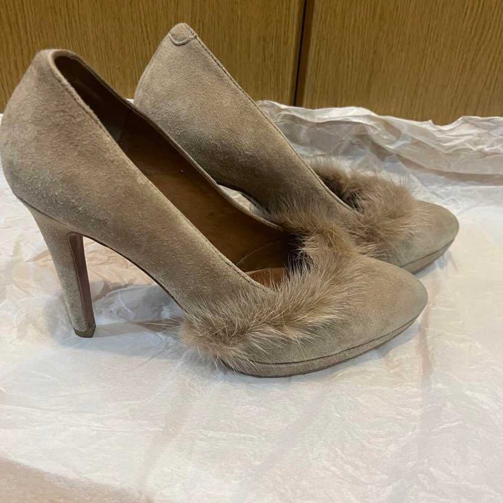 Beige suede high-heeled pumps with fur decoration. - image 4