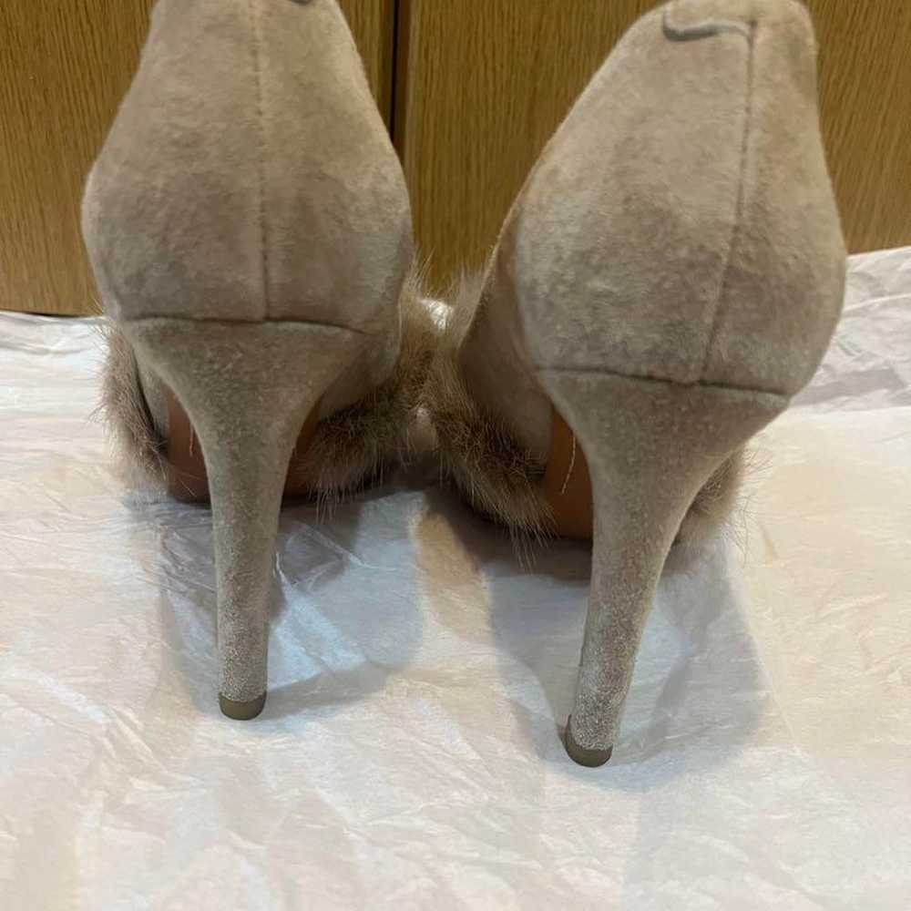 Beige suede high-heeled pumps with fur decoration. - image 5