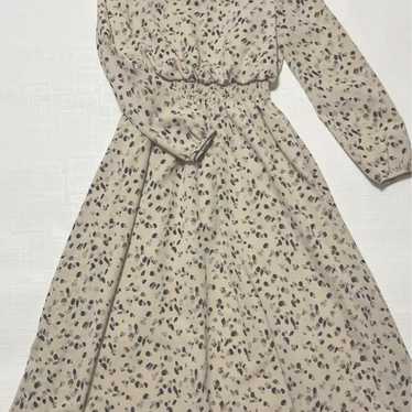 Beige spotted long-sleeve dress - image 1