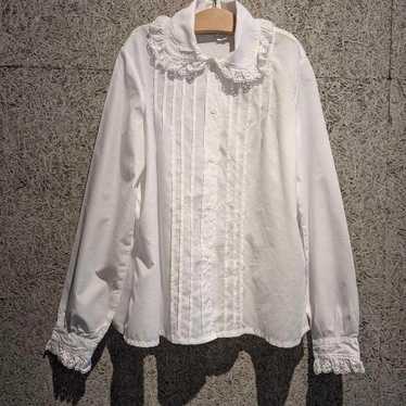 White shirt with lace, long sleeves