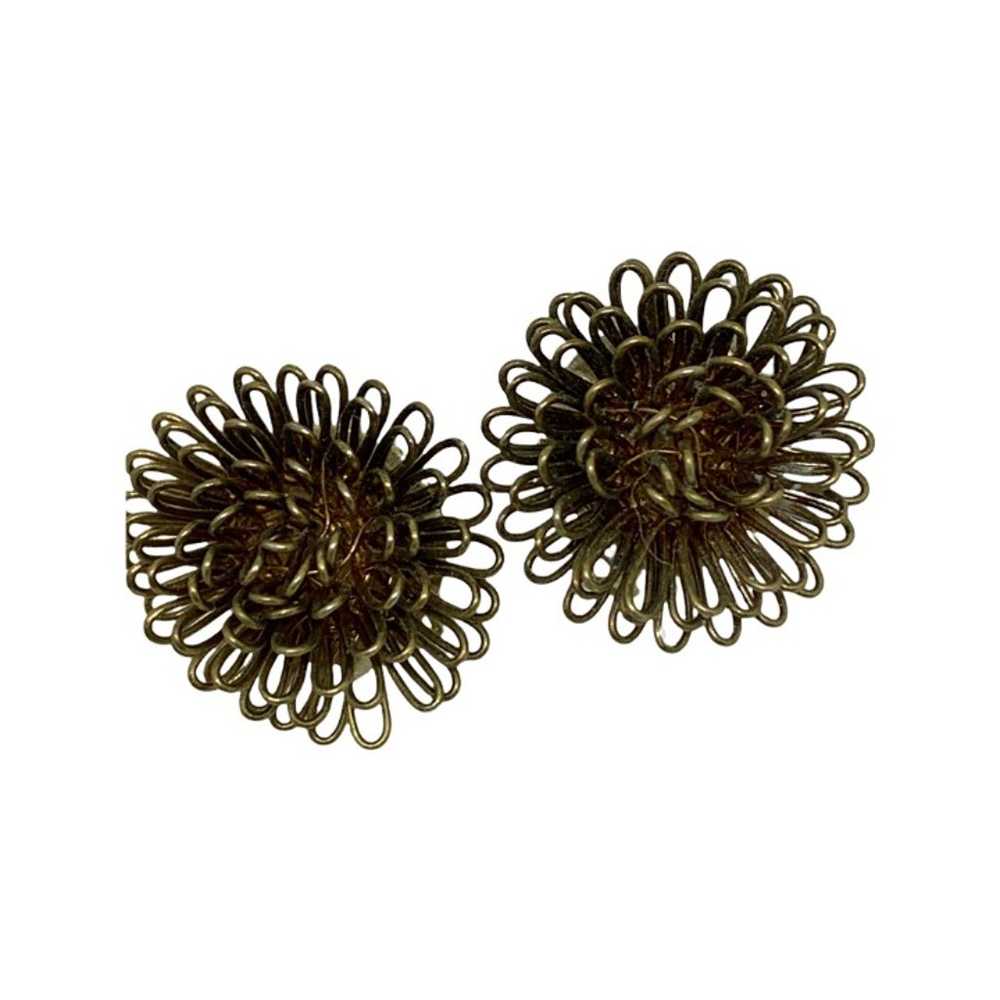 Vintage Gold Tone Wire Flower Clip Earrings - image 1