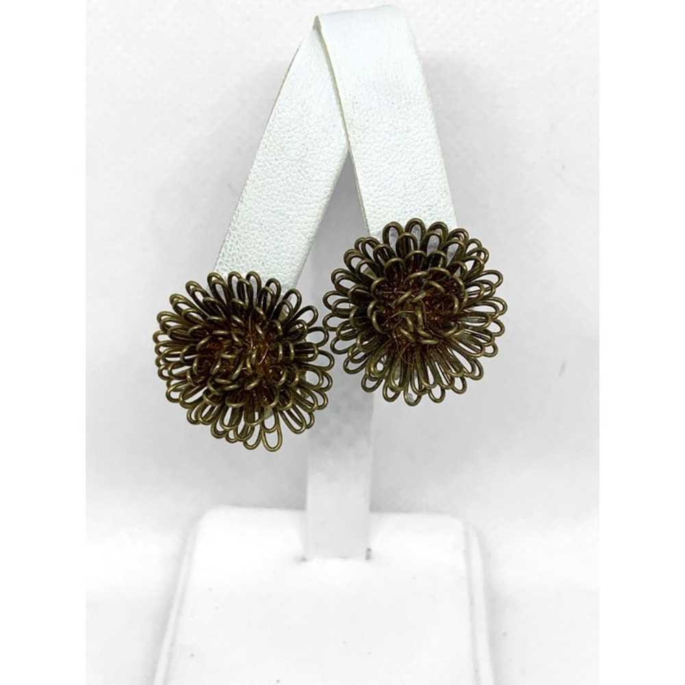 Vintage Gold Tone Wire Flower Clip Earrings - image 2