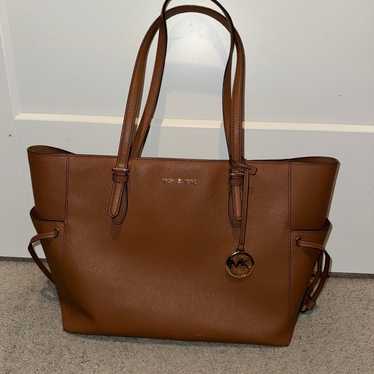 MICHAEL KORS GILLY LARGE DRAWSTRING ZIP TOTE