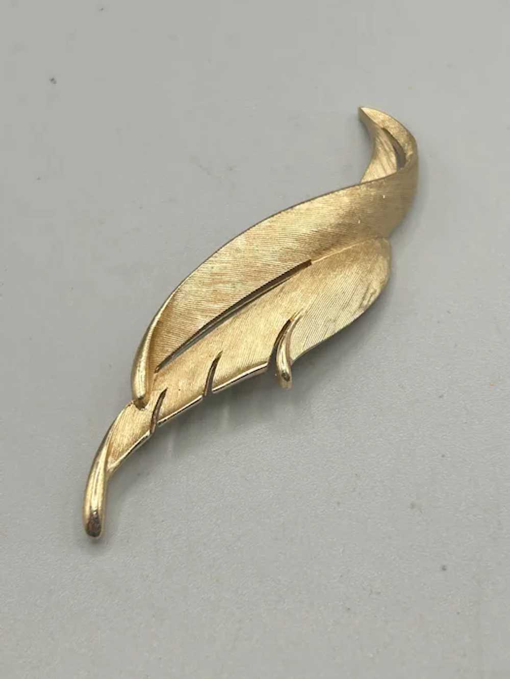 Trifari Vintage Gold Tone Feather Brooch Pin Leaf… - image 2