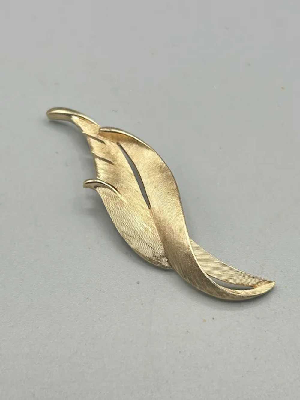 Trifari Vintage Gold Tone Feather Brooch Pin Leaf… - image 4