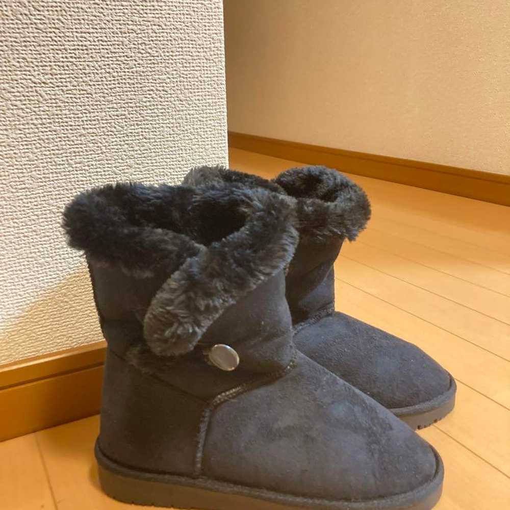 Black sheepskin boots with fur. - image 1