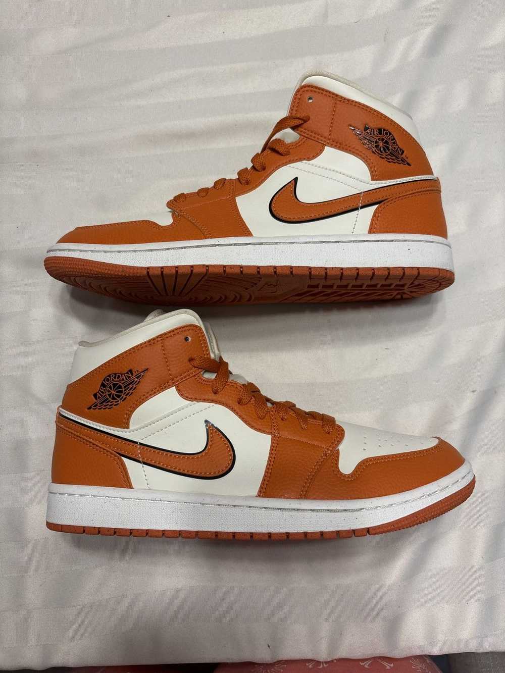 Nike WMNS AIR JORDAN 1 MID SE 10W/8.5M - image 1