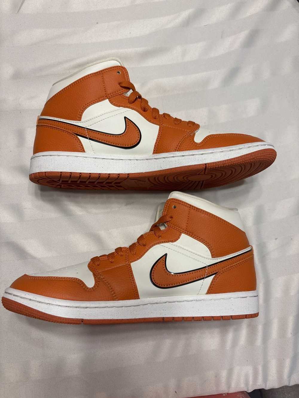 Nike WMNS AIR JORDAN 1 MID SE 10W/8.5M - image 2