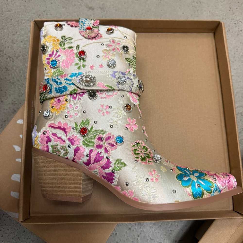 Floral embroidered white ankle boots - image 1