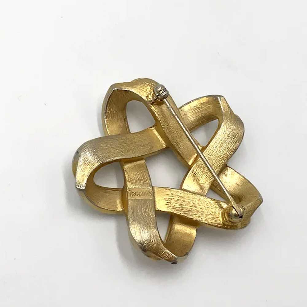 Signed Trifari White Enamel Gold-tone Pin brooch - image 9