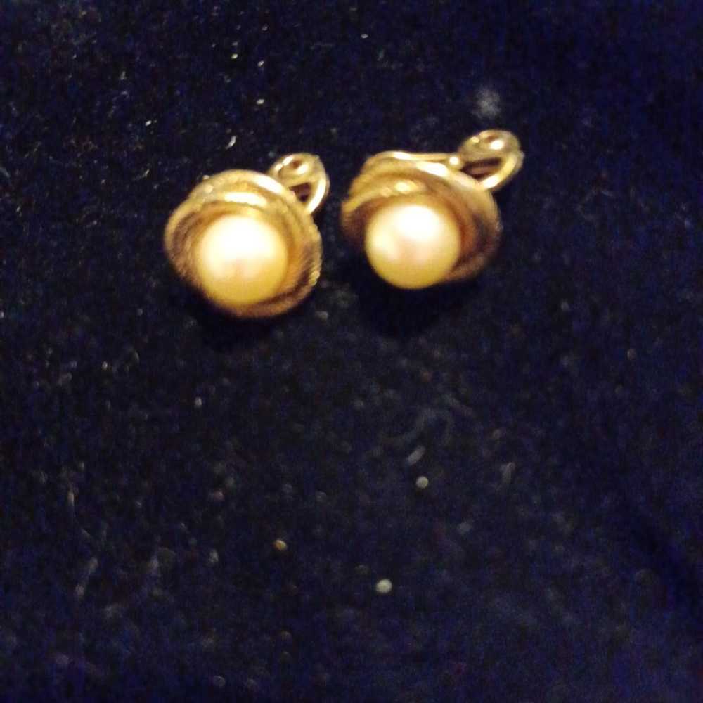 Earrings clip on..vintage Monet..pearl n gold fil… - image 1