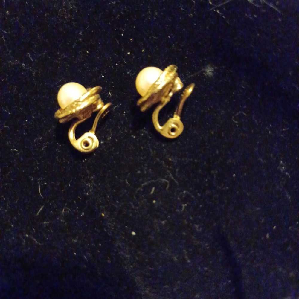 Earrings clip on..vintage Monet..pearl n gold fil… - image 2