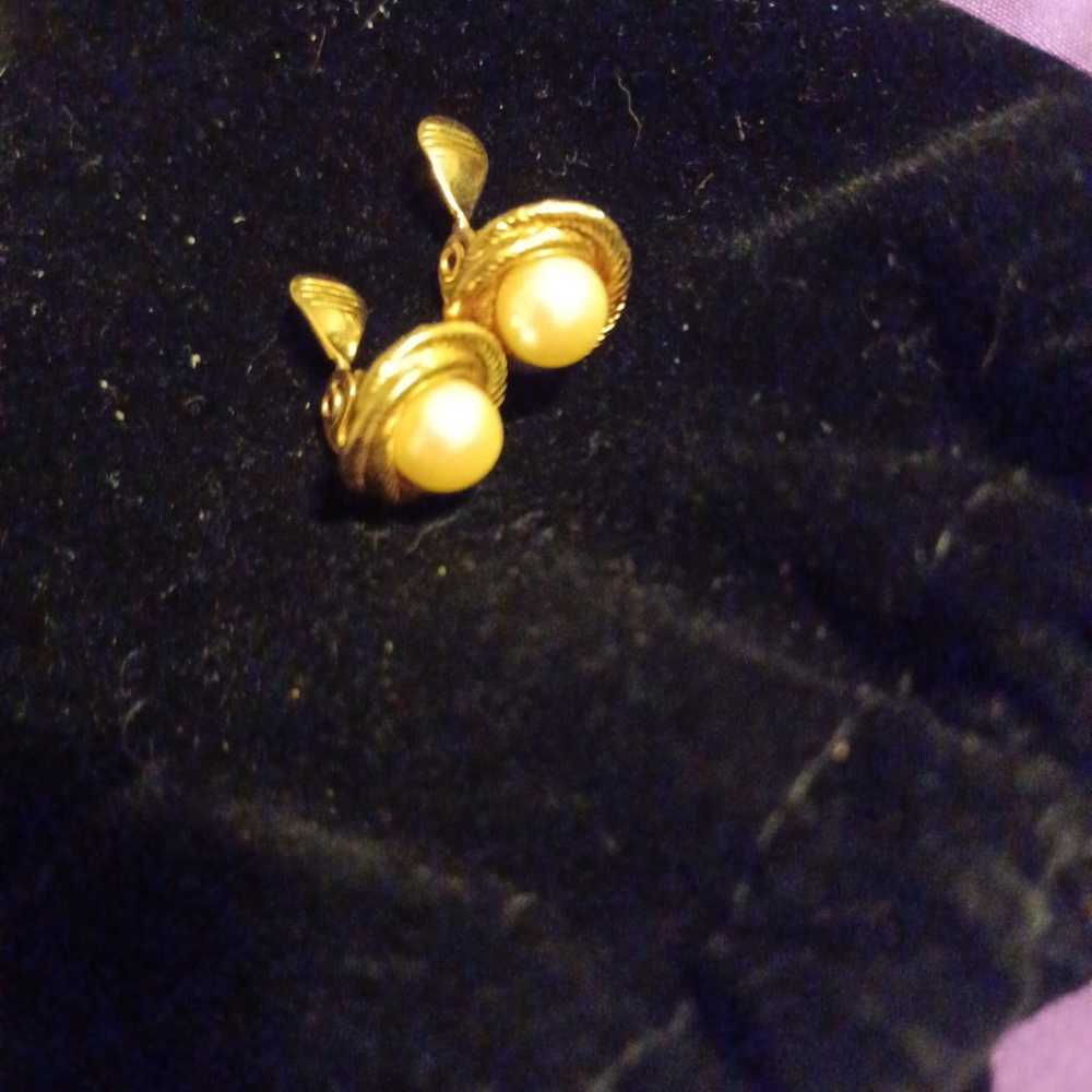 Earrings clip on..vintage Monet..pearl n gold fil… - image 4