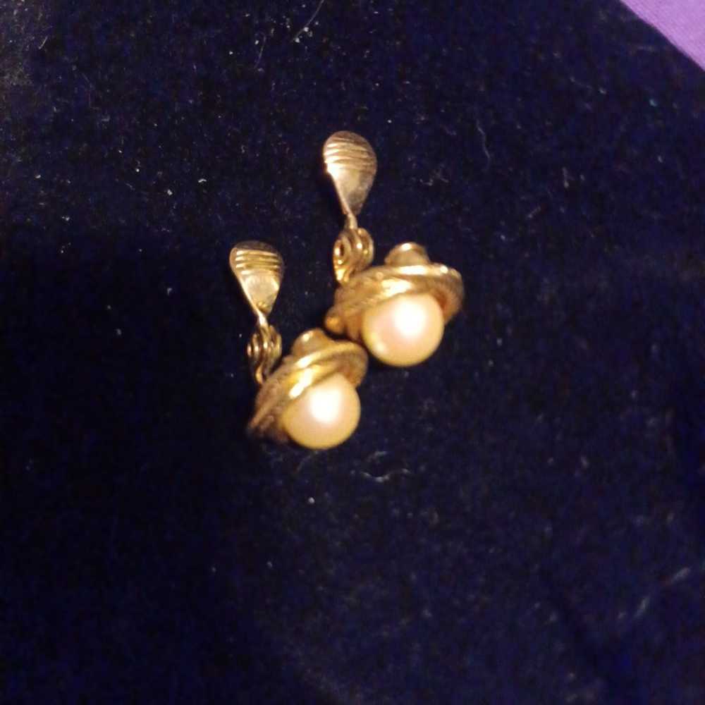 Earrings clip on..vintage Monet..pearl n gold fil… - image 5