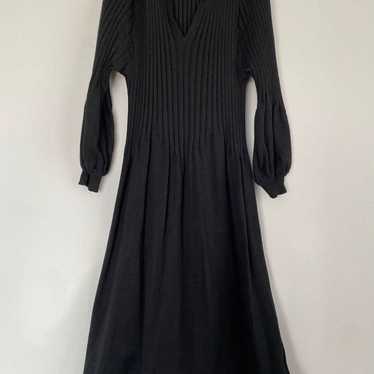 Black V-neck long sleeve long knit dress